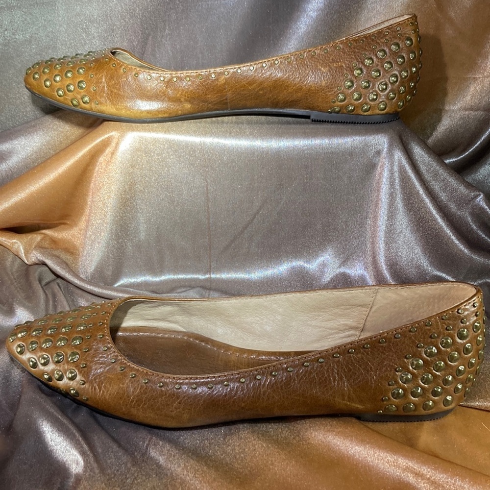 7.5 brown leather Frye shoes with brass stud accents.‎ Box 7